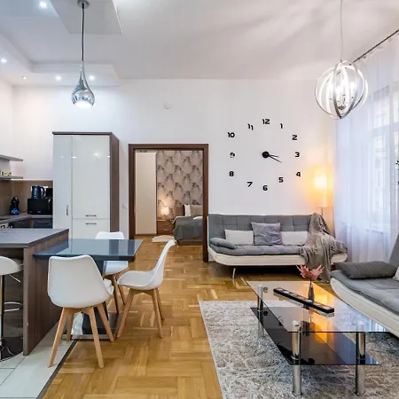 Silver Swan Apartment *