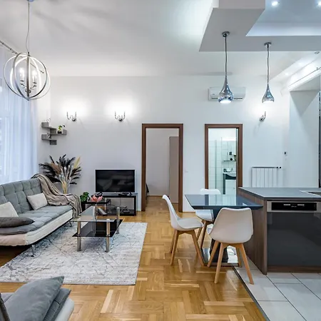 Silver Swan Apartment