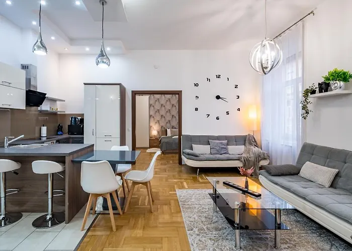 Silver Swan Downtown With Parking Apartman *