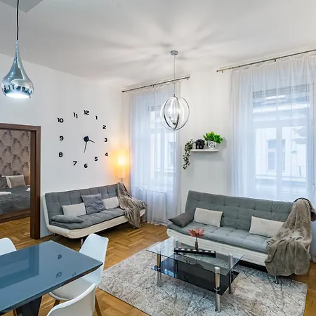 דירה Silver Swan Downtown With Parking